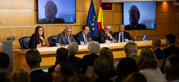Andersen presenta en la sede de la Comisión Europea un libro que aborda la cesión de soberanía y la primacía del Derecho de la UE en las constituciones europeas